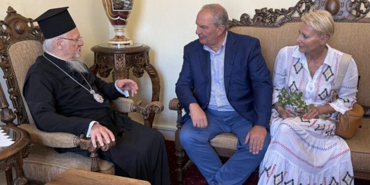 Ο Κώστας Καραμανλής συναντήθηκε στην Ίμβρο με τον Οικουμενικό Πατριάρχη Βαρθολομαίο