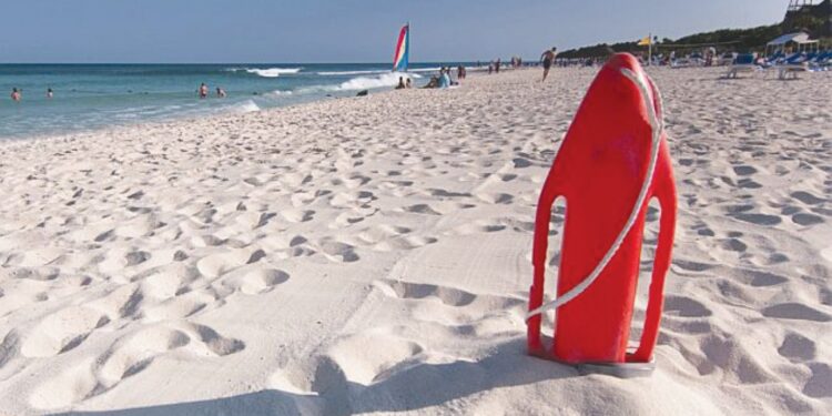 Ναυαγοσώστης εκτός υπηρεσίας έσωσε στα Χανιά 5 άτομα που κινδύνευσαν να πνιγούν