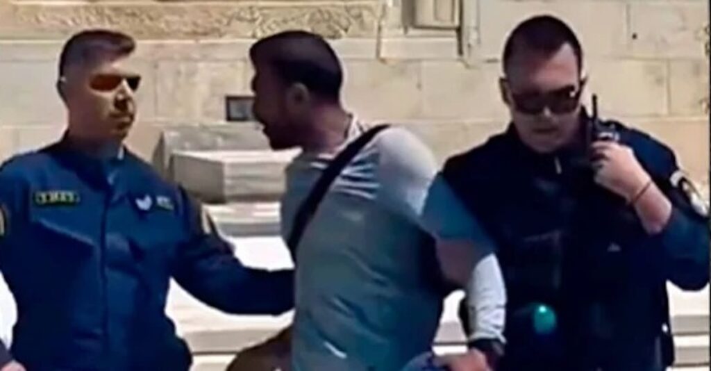 Θα απελαθεί ο μετανάστης που έβρισε τους Εύζωνες στο Σύνταγμα – «Καμία ανοχή» διαμηνύει ο Πλεύρης