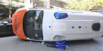 Γουδή: Ανατράπηκε ιδιωτικό ασθενοφόρο – Νεκρός ο ασθενής που μεταφερόταν