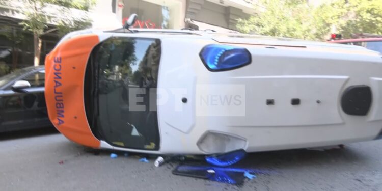 Γουδή: Ανατράπηκε ιδιωτικό ασθενοφόρο – Νεκρός ο ασθενής που μεταφερόταν