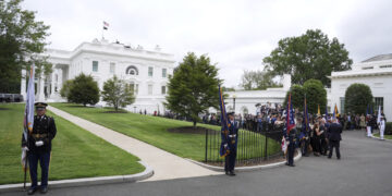 HΠΑ: Ο Ντόναλντ Τραμπ διέκοψε τη συνάντηση με τους Ευρωπαίους ηγέτες για να μιλήσει με τον Πούτιν