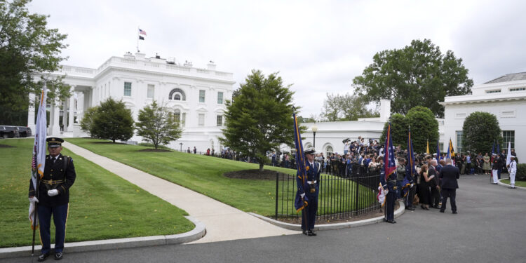 HΠΑ: Ο Ντόναλντ Τραμπ διέκοψε τη συνάντηση με τους Ευρωπαίους ηγέτες για να μιλήσει με τον Πούτιν