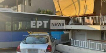 Λεωφορείο στου Παπάγου έπεσε πάνω σε μπαλκόνι κατοικίας