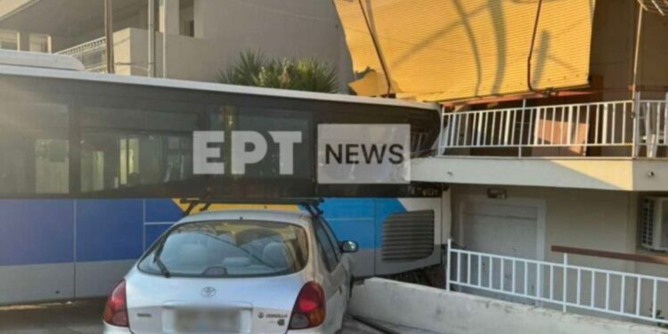 Λεωφορείο στου Παπάγου έπεσε πάνω σε μπαλκόνι κατοικίας