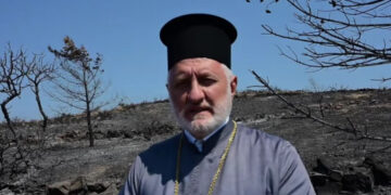 Επίσκεψη του Αρχιεπισκόπου Αμερικής Ελπιδοφόρου στις καμένες εκτάσεις στη Βόρεια Χίο