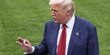 Ο Τραμπ στέλνει πολεμικά πλοία με χιλιάδες πεζοναύτες, ανοιχτά της Βενεζουέλας