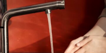 Θεσσαλονίκη: Πρόβλημα με ακατάλληλο νερό στις περιοχές της Μυγδονίας – Εμφιαλωμένα πίνουν οι κάτοικοι