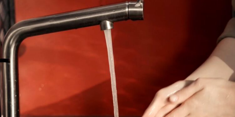 Θεσσαλονίκη: Πρόβλημα με ακατάλληλο νερό στις περιοχές της Μυγδονίας – Εμφιαλωμένα πίνουν οι κάτοικοι