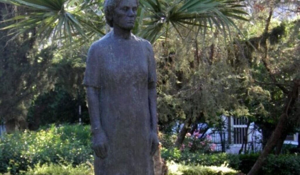 Έκλεψαν το άγαλμα «Η Γυναίκα του Λαού» από την πλατεία Παιδικής Στέγης στη Νίκαια