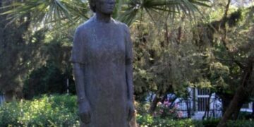 Έκλεψαν το άγαλμα «Η Γυναίκα του Λαού» από την πλατεία Παιδικής Στέγης στη Νίκαια