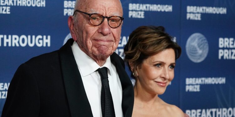 Δείπνο Κ. Μητσοτάκη και Ρούπερτ Μέρντοχ σε ψαροταβέρνα της Τήνου