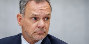 Παραιτήθηκε ο Ολλανδός ΥΠΕΞ,  Κασπάρ Φέλντκαμπ, λόγω διαφωνιών για την επιβολή κυρώσεων στο Ισραήλ