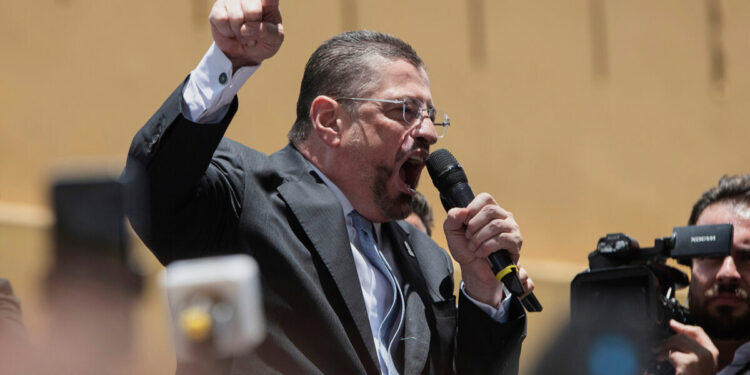 Κόστα Ρίκα: Ο πρόεδρος Ροδρίγο Τσάβες, καταγγέλλει «δικαστικό πραξικόπημα», μετά το αίτημα της εισαγγελίας για άρση της ασυλίας του