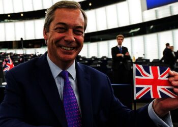 Βρετανία: Σχέδια Φάρατζ για “μαζικές απελάσεις” μεταναστών