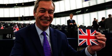 Βρετανία: Σχέδια Φάρατζ για “μαζικές απελάσεις” μεταναστών