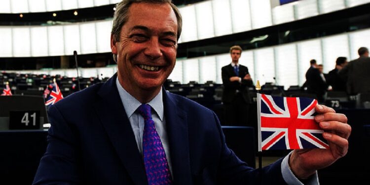 Βρετανία: Σχέδια Φάρατζ για “μαζικές απελάσεις” μεταναστών