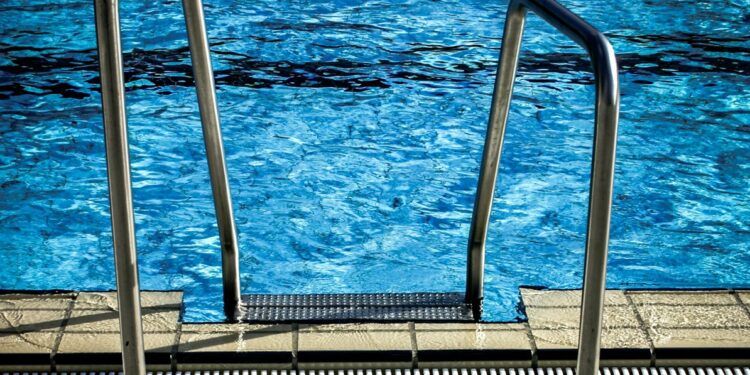 Τραγωδία με τον θάνατο της 4χρονης που πνίγηκε σε πισίνα στους Παξού: Ποινική δίωξη στους γονείς και τον παππού