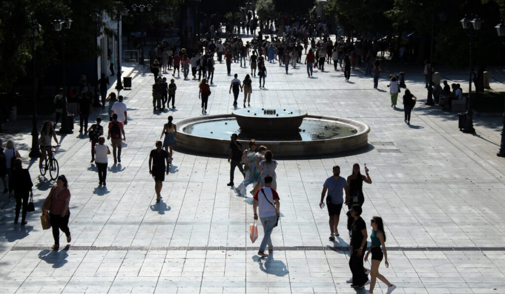 Έρευνα για το δημογραφικό: Γηρασμένη χώρα η Ελλάδα, κατάρρευση των γεννήσεων