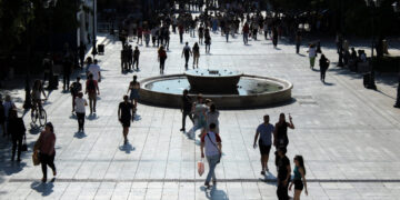 Έρευνα για το δημογραφικό: Γηρασμένη χώρα η Ελλάδα, κατάρρευση των γεννήσεων