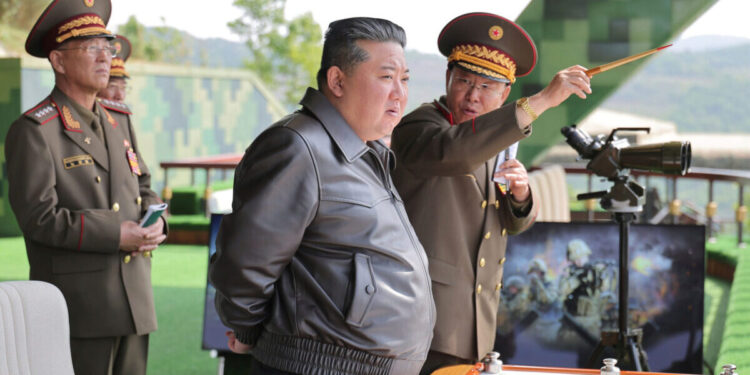 Βόρεια Κορέα: Πραγματοποιήθηκε δοκιμή δυο «νέων» πυραύλων αντιαεροπορικής άμυνας υπό την επίβλεψη του Κιμ Γιονγκ Ουν
