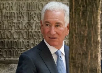 Ο Αμερικανός πρεσβευτής Τσαρλς Κούσνερ καταγγέλλει την κυβέρνηση Μακρόν για αδράνεια και την “έκρηξη του αντισημιτισμού”