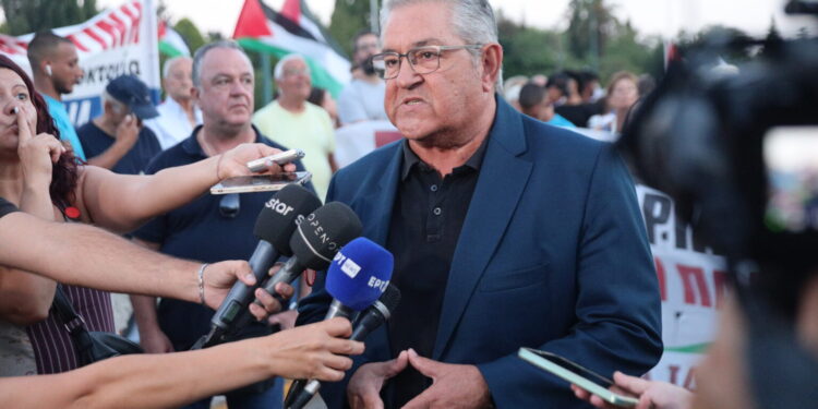 Κουτσούμπας στο συλλαλητήριο για την Παλαιστίνη στο Σύνταγμα: "Εδώ και τώρα να πάψει κάθε συνεργασία με το κράτος-δολοφόνο"