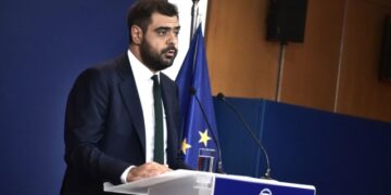 Μαρινάκης στην ενημέρωση συντακτών: "Στο ΠΑΣΟΚ πολιτεύονται με όρους πολιτικής εξαπάτησης"