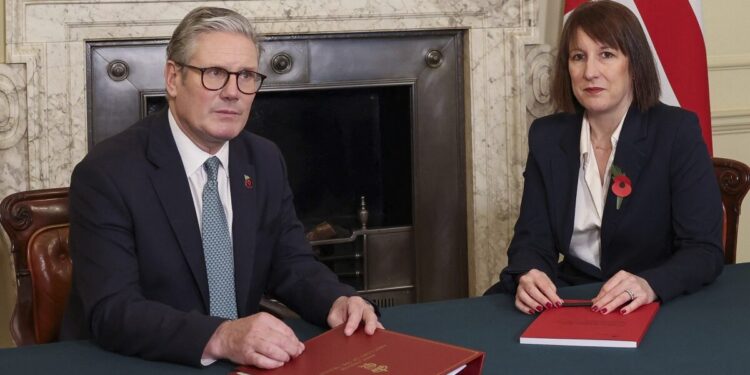 Οι οικονομολόγοι χτυπούν «καμπανάκι» για τη Βρετανία: Χρέος και «μαύρη τρύπα» 58 δισ. οδηγούν σε κρίση