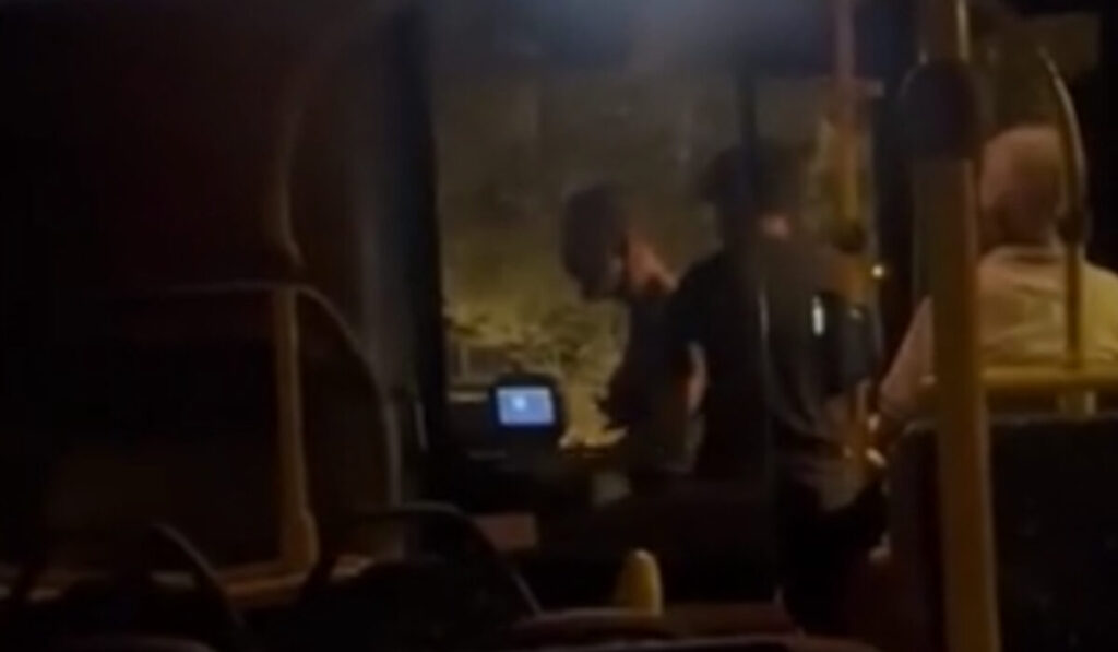 Άγριο επεισόδιο σε λεωφορείο της γραμμής Γλυφάδα - Βάρκιζα: Επιβάτης γρονθοκόπησε τον οδηγό