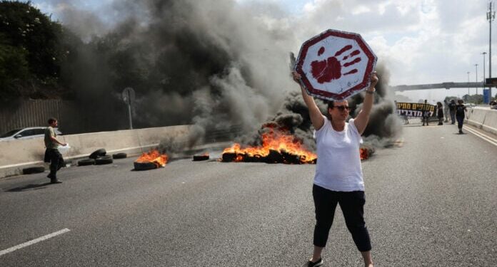Ισραήλ: Οργή στους δρόμους κατά του Νετανιάχου - Διεθνής κατακραυγή για το «ατύχημα» σε νοσοκομείο της Γάζας