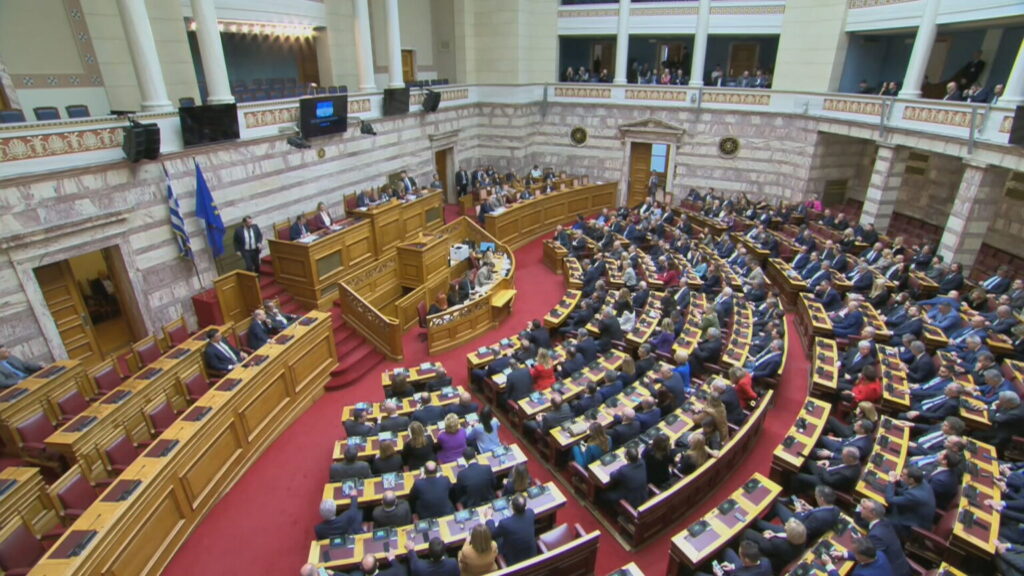 Βουλή: Έντονη κριτική της αντιπολίτευσης για το νομοσχέδιο για το μεταναστευτικό