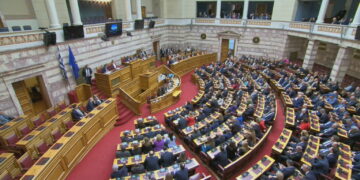 Βουλή: Έντονη κριτική της αντιπολίτευσης για το νομοσχέδιο για το μεταναστευτικό