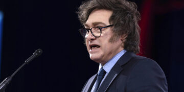 Οργή κατά του προέδρου Μιλέι στην Αργεντινή: Διαδηλωτές του πέταξαν πέτρες και μπουκάλια