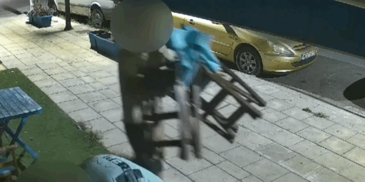 Απίστευτη κλοπή στη Θεσσαλονίκη: «Σήκωσαν» όλες τις καρέκλες από επιχείρηση εστίασης στη Μενεμένη