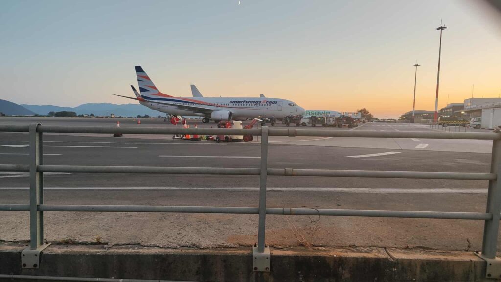Αναγκαστική προσγείωση Μπόινγκ 737 στο Άκτιο – Έπιασε φωτιά η δεξιά τουρμπίνα λόγω βλάβης