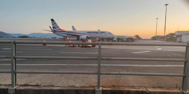 Αναγκαστική προσγείωση Μπόινγκ 737 στο Άκτιο – Έπιασε φωτιά η δεξιά τουρμπίνα λόγω βλάβης