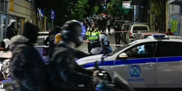 Συνελήφθη στη Βούλα 24χρονος με ποινικό παρελθόν, που παρακολουθούσε γνωστό επιχειρηματία