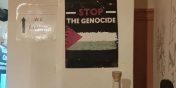 Νάξος: Επεισόδιο σε ταβέρνα με Βρετανούς εβραίους τουρίστες που έσκισαν αφίσες για την Παλαιστίνη