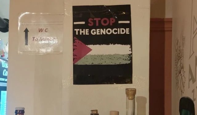 Νάξος: Επεισόδιο σε ταβέρνα με Βρετανούς εβραίους τουρίστες που έσκισαν αφίσες για την Παλαιστίνη