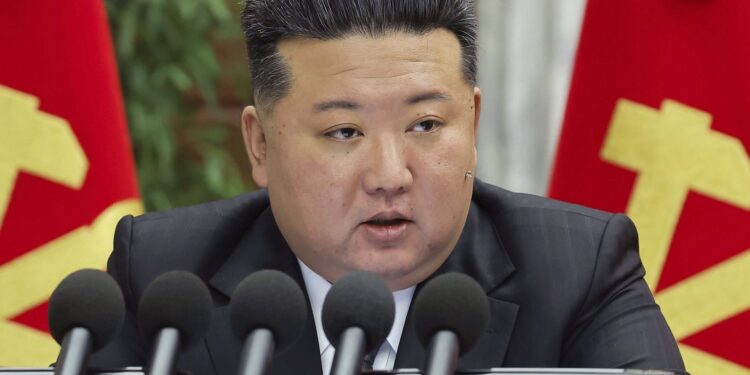 Ο Κιμ Γιονγκ Ουν υπόσχεται «όμορφη ζωή» στις οικογένειες των «μαρτύρων» Βορειοκορεατών που σκοτώθηκαν στη Ρωσία