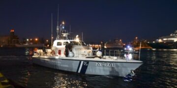 Εύβοια: Φορτηγό πλοίο επικάθησε στο λιμένα Μαντουδίου