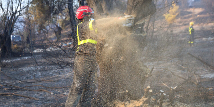Τρεις συλλήψεις για πρόκληση φωτιάς από βεγγαλικά στο Κορωπί και την Σαλαμίνα
