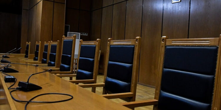 Ένωση Διοικητικών Δικαστών: Σφοδρές αντιρρήσεις στο νομοσχέδιο για επιστροφές μεταναστών