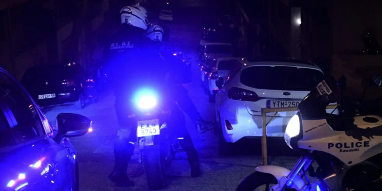 Βρέφος 30 ημερών εντοπίστηκε μέσα σε καρότσι σούπερ μάρκετ στην Ακρόπολη