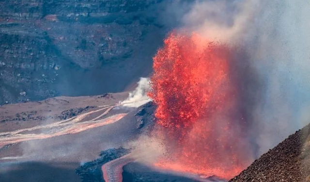 Νέα έκρηξη του ηφαιστείου Κιλαουέα στη Χαβάη– Εντυπωσιακές εικόνες με λάβα να εκτοξεύεται σε 100 μ. ύψος