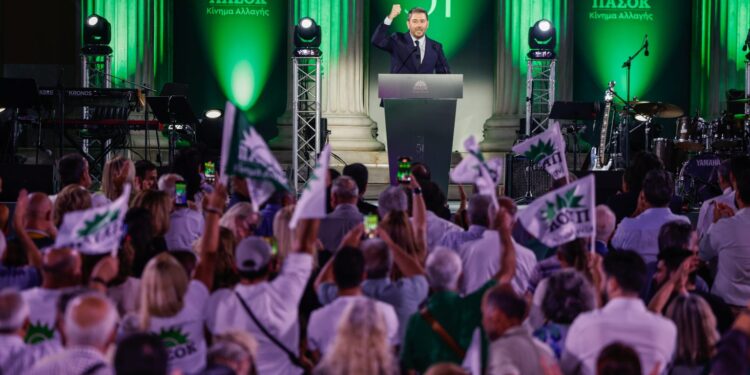 Ν. Ανδρουλάκης από το Ζάππειο: Διμέτωπη επίθεση κατά Τσίπρα και Μητσοτάκη