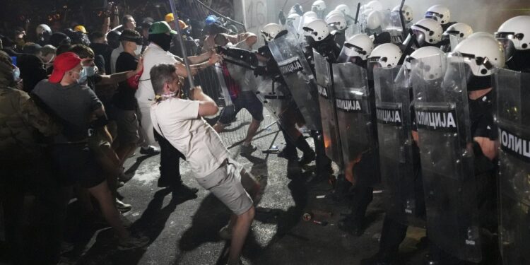 Νέες διαδηλώσεις στη Σερβία: Χιλιάδες διαδηλωτές απαιτούν πρόωρες εκλογές