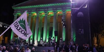 Απάντηση ΠΑΣΟΚ στην ομιλία Τσίπρα: "Κάποτε μιμούνταν τη φωνή του Ανδρέα, τώρα φτιάχνει ομιλίες με ατάκες από τα Δελτία Τύπου μας"