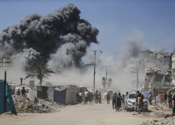 Ο ισραηλινός στρατός βομβάρδισε και κατέστρεψε κι άλλη πολυώροφη πολυκατοικία στη Γάζα